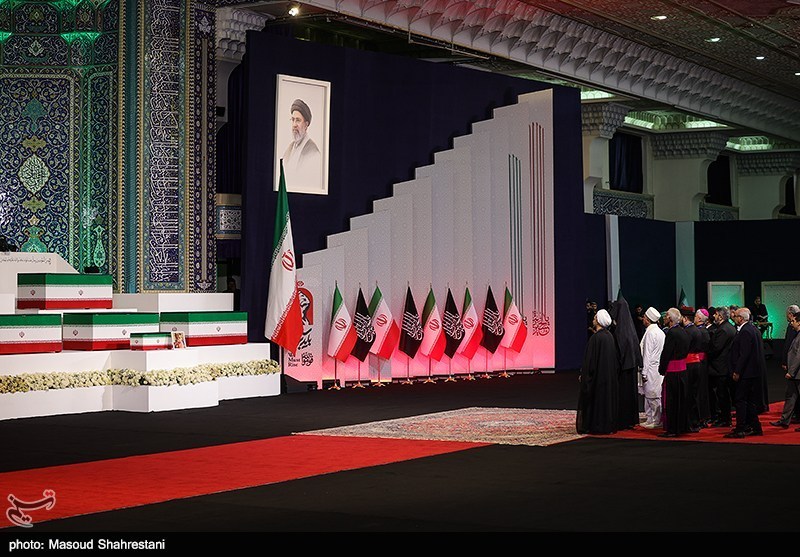 ادای احترام برخی مهمانان و مسئولان خارجی به پیکر امام شهید