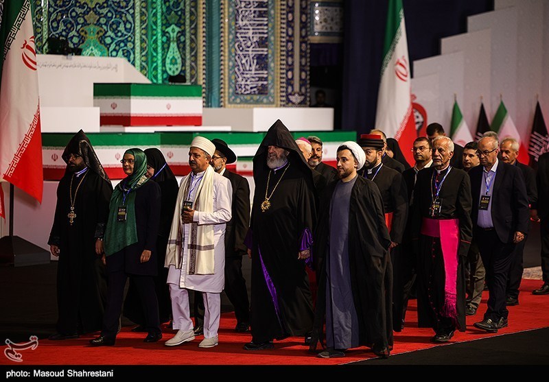 ادای احترام برخی مهمانان و مسئولان خارجی به پیکر امام شهید