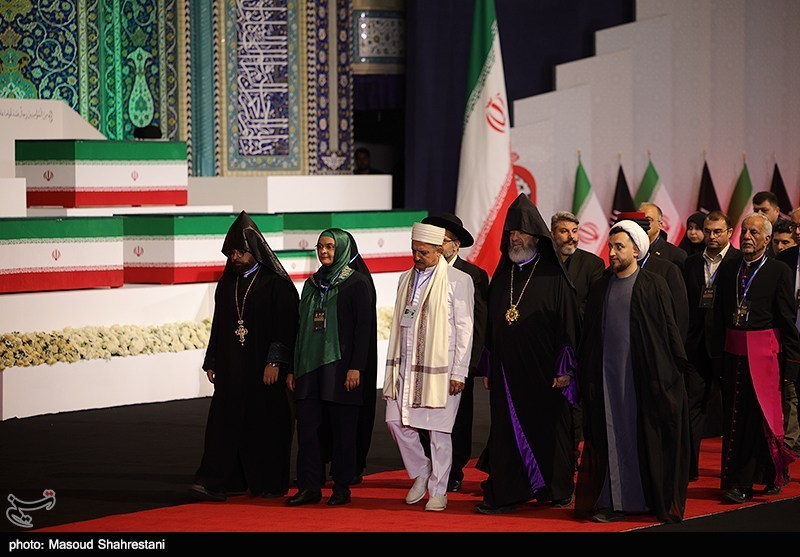 ادای احترام برخی مهمانان و مسئولان خارجی به پیکر امام شهید