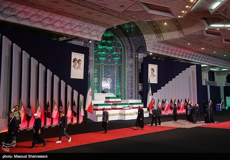ادای احترام برخی مهمانان و مسئولان خارجی به پیکر امام شهید