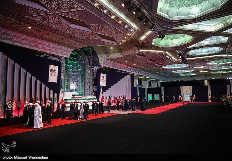 ادای احترام برخی مهمانان و مسئولان خارجی به پیکر امام شهید