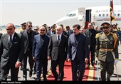 وصول الوفود الدولیة إلى مطار مهرآباد للمشارکة فی مراسم وداع وتشییع الإمام الشهید