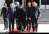 وصول الوفود الدولیة إلى مطار مهرآباد للمشارکة فی مراسم وداع وتشییع الإمام الشهید