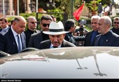 وصول الوفود الدولیة إلى مطار مهرآباد للمشارکة فی مراسم وداع وتشییع الإمام الشهید