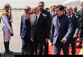 وصول الوفود الدولیة إلى مطار مهرآباد للمشارکة فی مراسم وداع وتشییع الإمام الشهید