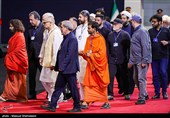 ضیوف ومسؤولون أجانب یقدّمون التعازی ویؤدّون التحیة لجثمان الإمام الشهید/1