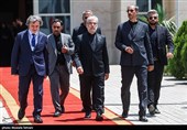 وصول الوفود الدولیة إلى مطار مهرآباد للمشارکة فی مراسم وداع وتشییع الإمام الشهید