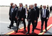 وصول الوفود الدولیة إلى مطار مهرآباد للمشارکة فی مراسم وداع وتشییع الإمام الشهید