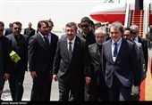 وصول الوفود الدولیة إلى مطار مهرآباد للمشارکة فی مراسم وداع وتشییع الإمام الشهید