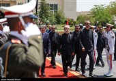وصول الوفود الدولیة إلى مطار مهرآباد للمشارکة فی مراسم وداع وتشییع الإمام الشهید