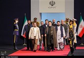 ضیوف ومسؤولون أجانب یقدّمون التعازی ویؤدّون التحیة لجثمان الإمام الشهید/1