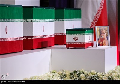 ضیوف ومسؤولون أجانب یقدّمون التعازی ویؤدّون التحیة لجثمان الإمام الشهید/1