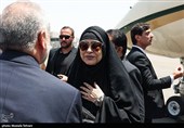 وصول الوفود الدولیة إلى مطار مهرآباد للمشارکة فی مراسم وداع وتشییع الإمام الشهید