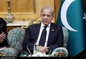 وصول الوفود الدولیة إلى مطار مهرآباد للمشارکة فی مراسم وداع وتشییع الإمام الشهید