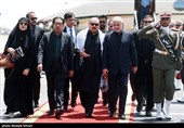 وصول الوفود الدولیة إلى مطار مهرآباد للمشارکة فی مراسم وداع وتشییع الإمام الشهید