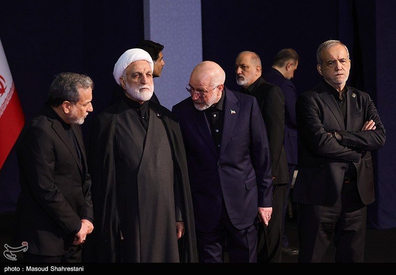 ادای احترام مهمانان و مسئولان خارجی به پیکر امام شهید - 2