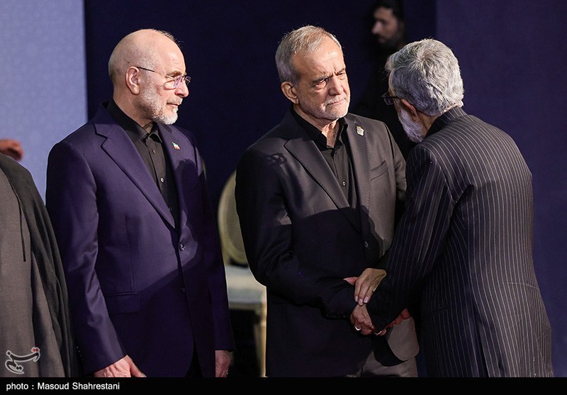 ادای احترام مهمانان و مسئولان خارجی به پیکر امام شهید - 2