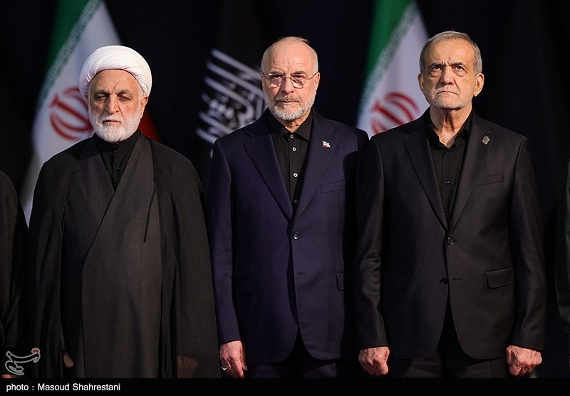 ادای احترام مهمانان و مسئولان خارجی به پیکر امام شهید - 2