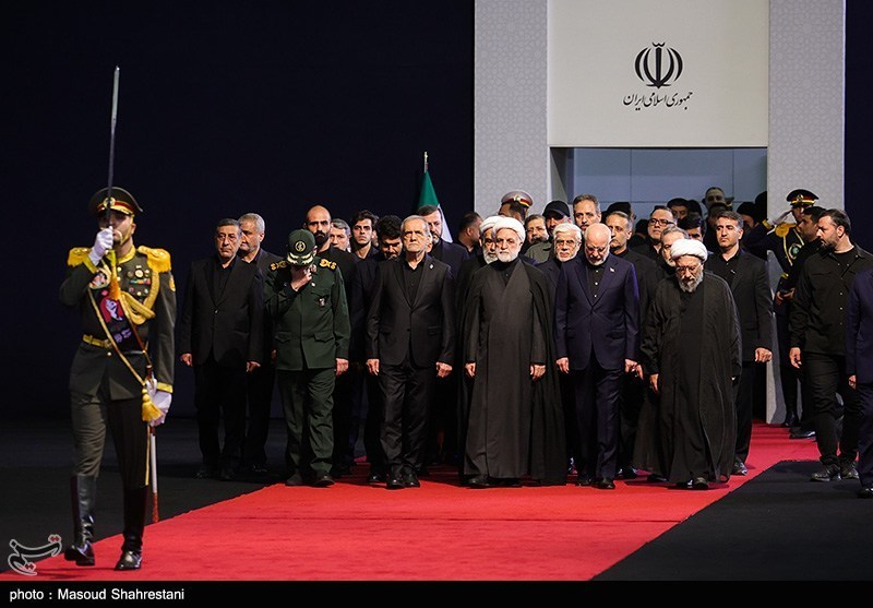 ادای احترام مهمانان و مسئولان خارجی به پیکر امام شهید - 2
