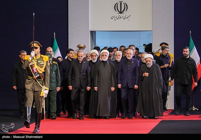 ادای احترام مهمانان و مسئولان خارجی به پیکر امام شهید - 2