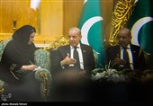 وصول الوفود الدولیة إلى مطار مهرآباد للمشارکة فی مراسم وداع وتشییع الإمام الشهید