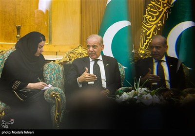 وصول الوفود الدولیة إلى مطار مهرآباد للمشارکة فی مراسم وداع وتشییع الإمام الشهید
