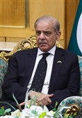 وصول الوفود الدولیة إلى مطار مهرآباد للمشارکة فی مراسم وداع وتشییع الإمام الشهید