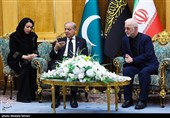 وصول الوفود الدولیة إلى مطار مهرآباد للمشارکة فی مراسم وداع وتشییع الإمام الشهید
