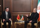 نائب الرئیس الترکی لـ"بزشکیان": العالم بأسره تابع صمود الشعب الإیرانی