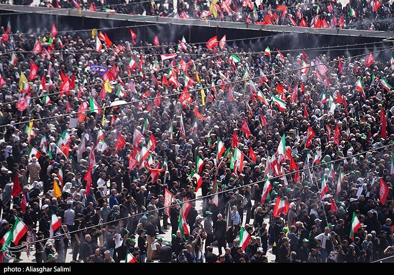 اشک‌های بی‌امان زائر لرستانی در فراق امام شهید