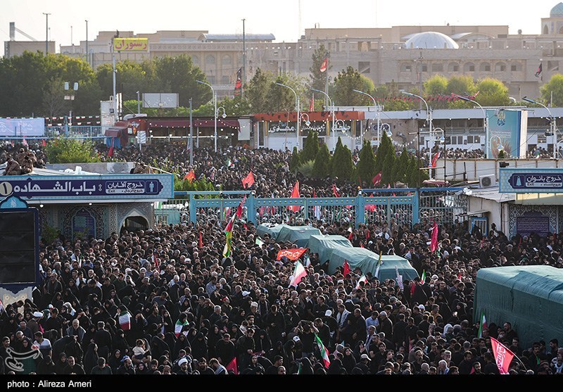 خیابان‌ منتهی به جمکران مملو از جمعیت عاشقان امام شهید