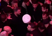 الشیخ عبد المهدی الکربلائی یؤمّ الصلاة على جثمان قائد الأمة الشهید فی مرقد الإمام الحسین (ع)