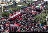 وداعٌ أخیرٌ ودموعٌ لا تجفّ.. مشهد الرضا تحتضن جثمان «إمام الأمة»