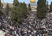 بمشارکة 70 ألف مصلٍ.. أهالی القدس والضفة یتحدون قیود الاحتلال ویصلّون فی المسجد الأقصى