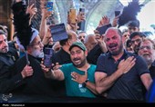 حضور مردم عزادار برای زیارت مزار مطهر رهبر شهید انقلاب در رواق دارالذکر