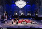 حضور مردم عزادار برای زیارت مزار مطهر رهبر شهید انقلاب در رواق دارالذکر