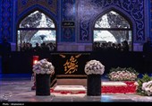 حضور مردم عزادار برای زیارت مزار مطهر رهبر شهید انقلاب در رواق دارالذکر