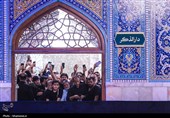 حضور مردم عزادار برای زیارت مزار مطهر رهبر شهید انقلاب در رواق دارالذکر