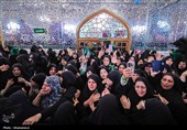 حضور مردم عزادار برای زیارت مزار مطهر رهبر شهید انقلاب در رواق دارالذکر