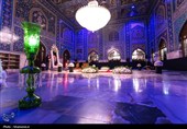 حضور مردم عزادار برای زیارت مزار مطهر رهبر شهید انقلاب در رواق دارالذکر