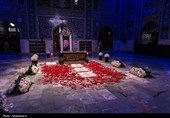 حضور مردم عزادار برای زیارت مزار مطهر رهبر شهید انقلاب در رواق دارالذکر