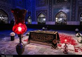 حضور مردم عزادار برای زیارت مزار مطهر رهبر شهید انقلاب در رواق دارالذکر