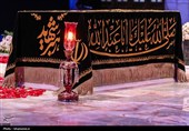 حضور مردم عزادار برای زیارت مزار مطهر رهبر شهید انقلاب در رواق دارالذکر