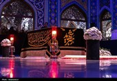 حضور مردم عزادار برای زیارت مزار مطهر رهبر شهید انقلاب در رواق دارالذکر