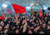 حضور مردم عزادار برای زیارت مزار مطهر رهبر شهید انقلاب در رواق دارالذکر
