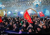 حضور مردم عزادار برای زیارت مزار مطهر رهبر شهید انقلاب در رواق دارالذکر
