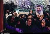 حضور مردم عزادار بر مزار مطهر رهبر شهید انقلاب اسلامی