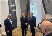 وزیرا خارجیة إیران وباکستان یبحثان العلاقات الثنائیة وأبرز التطورات الدولیة على هامش شنغهای
