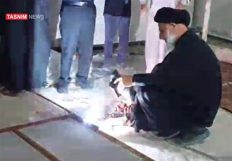امام جمعه اهواز در حال خدمت در مواکب اربعین حسینی در مرز شلمچه