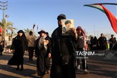 پیاده روی زائرین اربعین حسینی به یاد رهبر شهید انقلاب